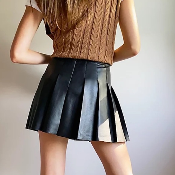 Aritzia Sunday Best Olive Mini 15” Skirt (Black Leather) - Picture 5 of 8
